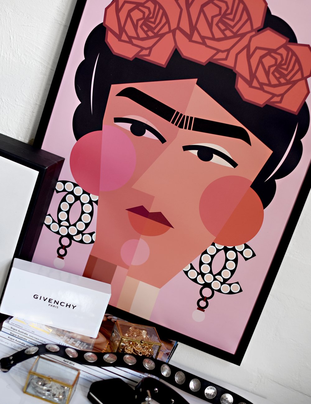 Frida wears Chanel