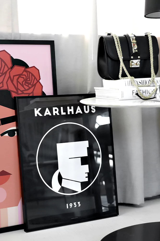Frida wears Chanel